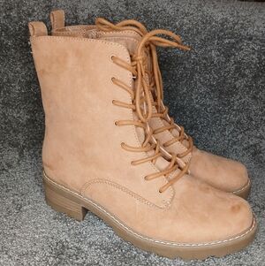 Universal Thread Goods Co. Tan Lace Up Combat Boots Women's Size 9